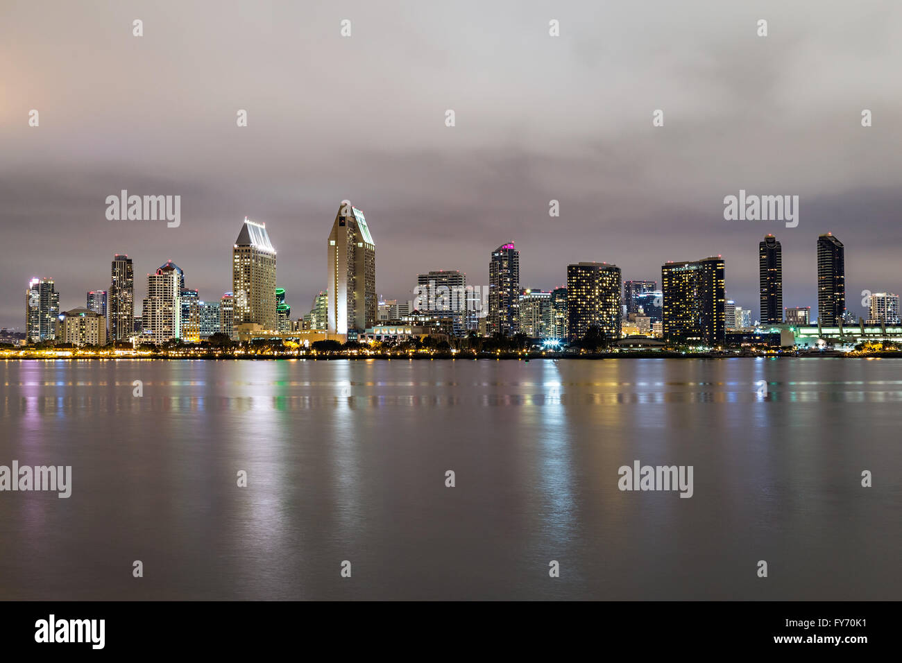 Skyline von San Diego, Kalifornien Innenstadt vom Centennial Park, Coronado Island bei Nacht Stockfoto