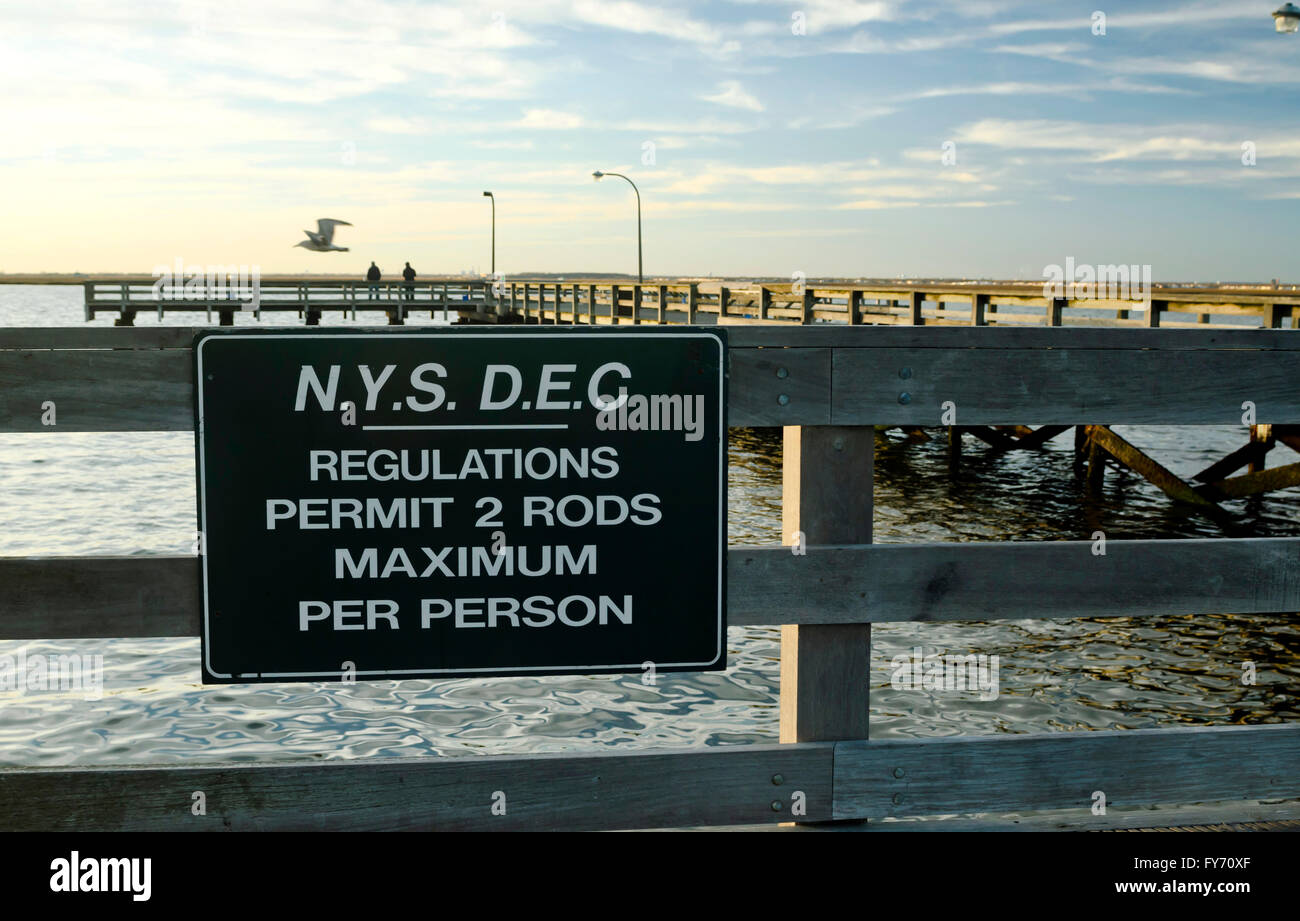 New York State Department of Environmental Conservation Zeichen auf Angeln-Verordnung am Jones Beach Pier Stockfoto