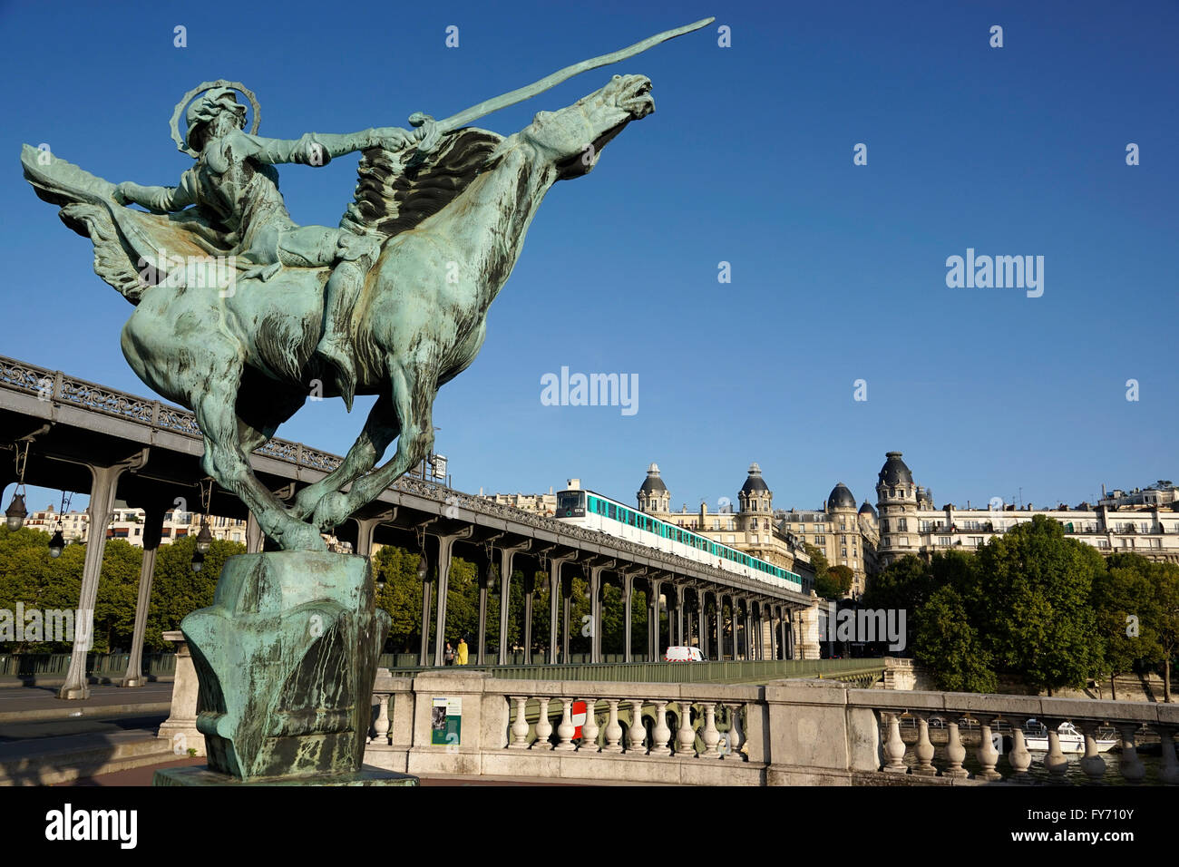 Die Statue von La Fance Renaissante von Holger Wederkinch von der Brücke Pont Bir Hakeim, Paris, Frankreich Stockfoto