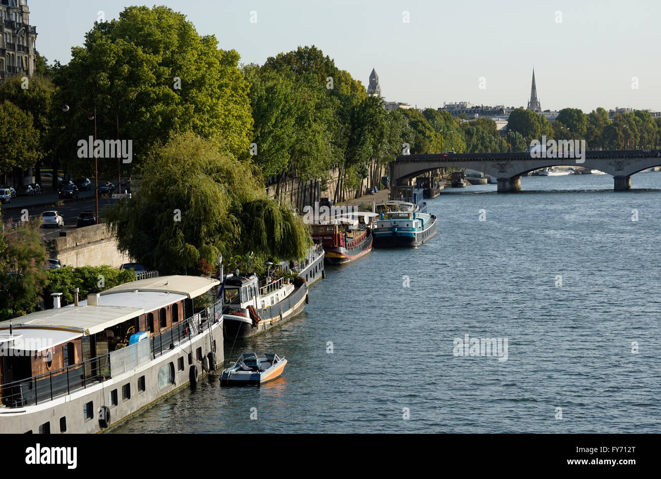 Boote am Ufer des Flusses Seine docking. Paris, Frankreich Stockfoto