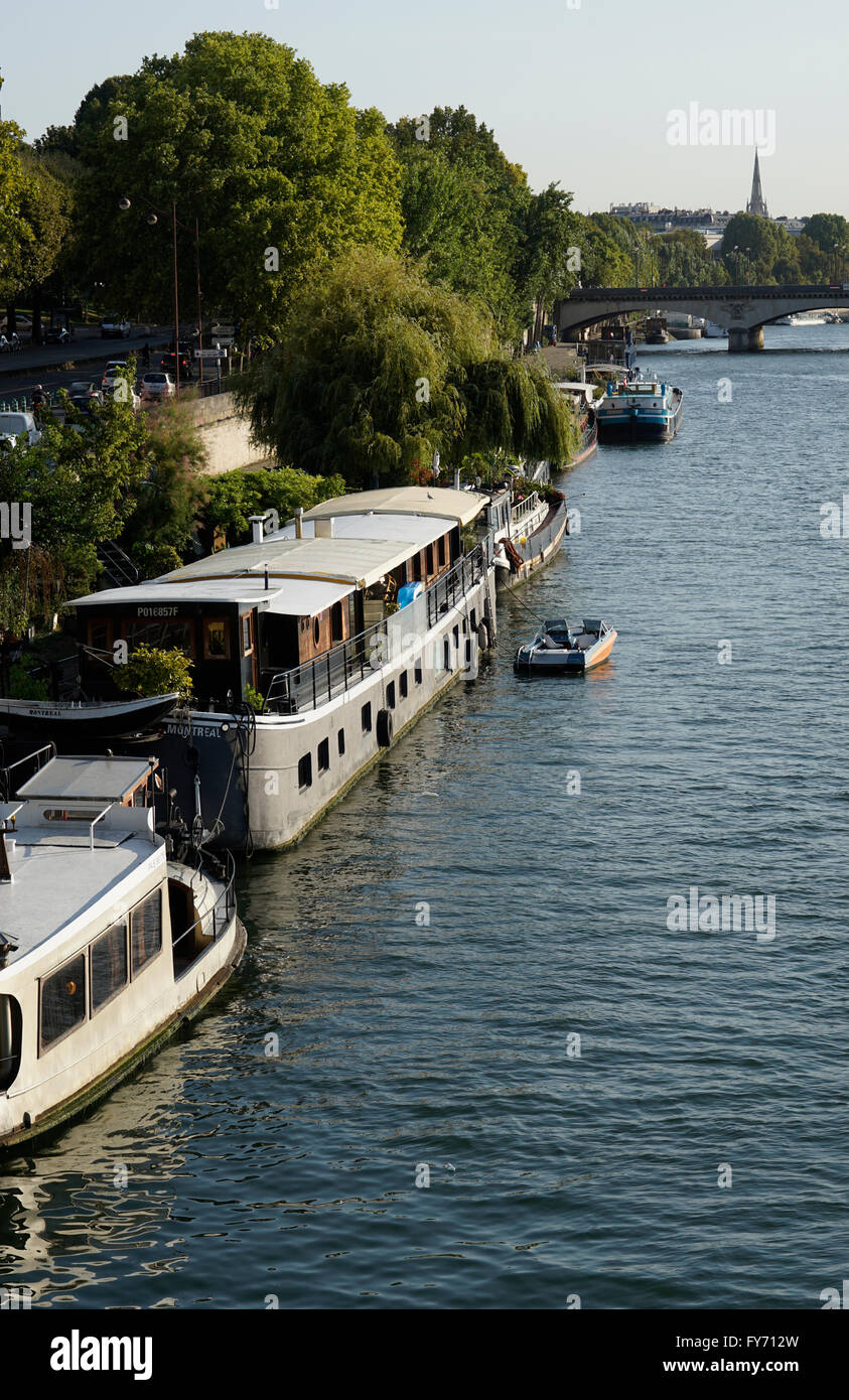 Boote am Ufer des Flusses Seine docking. Paris, Frankreich Stockfoto