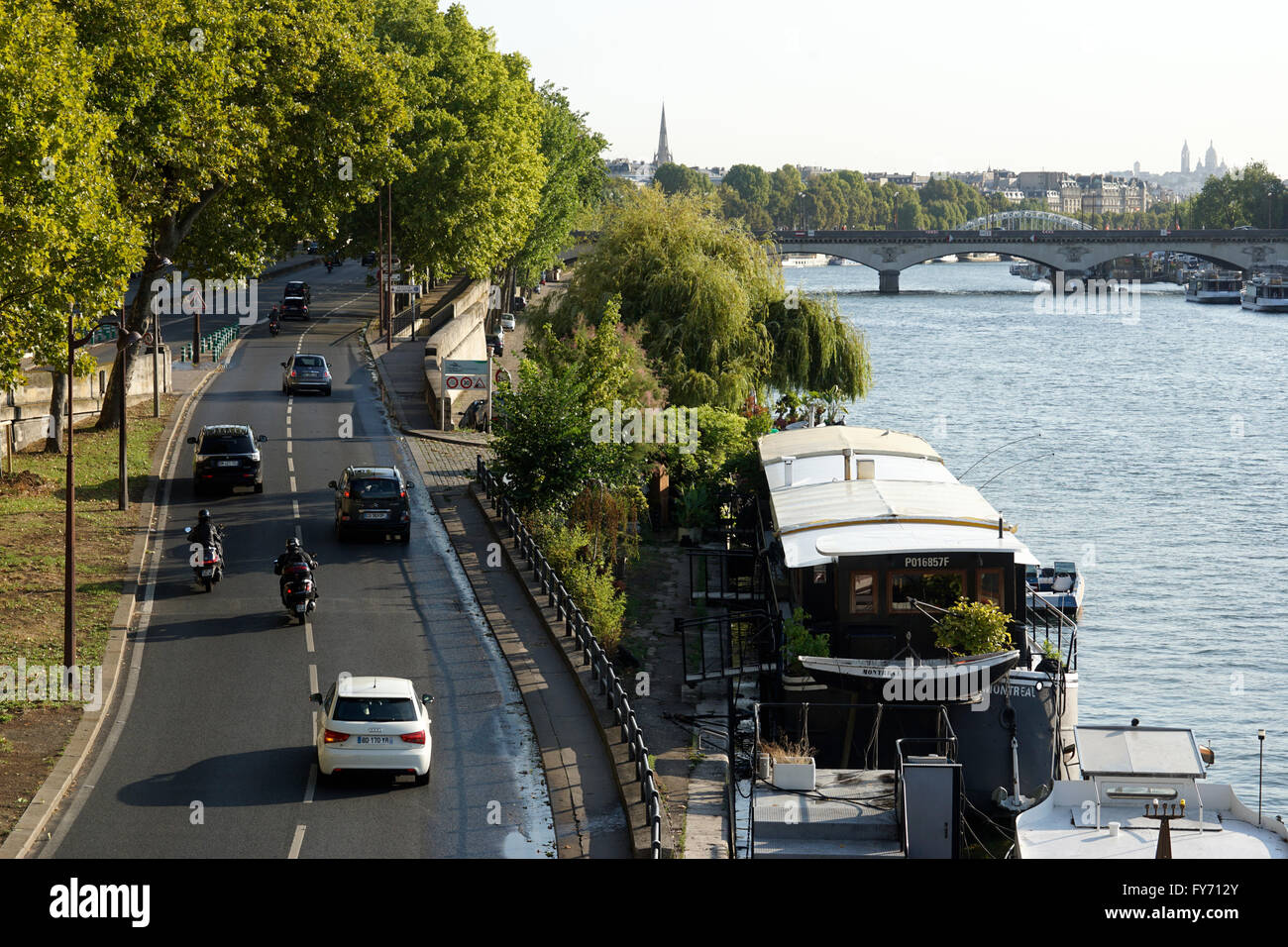 Boote am Flussufer Einfahrt entlang des Ufers des Flusses Seine mit Fahrzeugen andocken. Paris, Frankreich Stockfoto