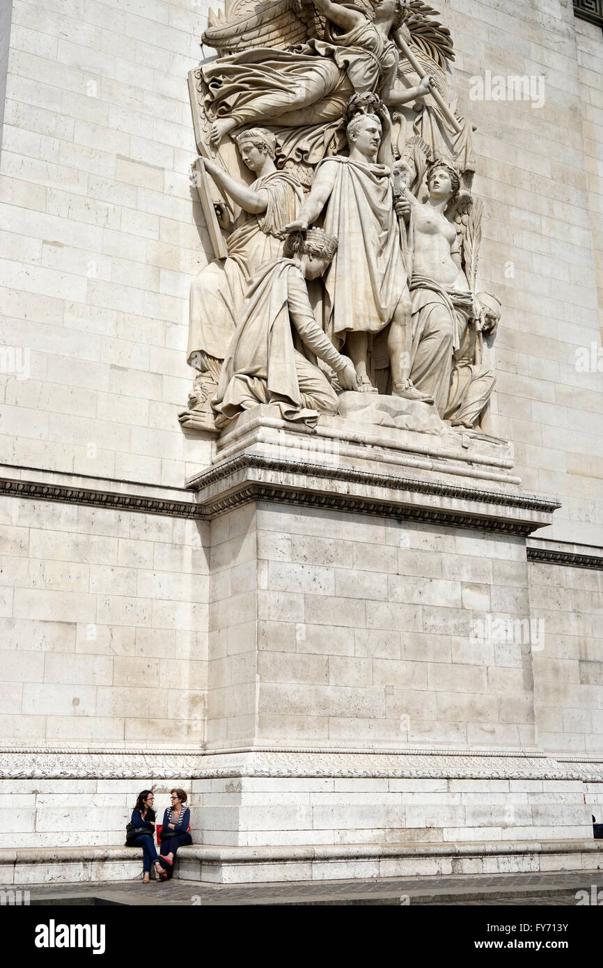 Besucher ausruhen unter die Skulpturen von Le Triomphe de 1810 an der Fassade des Arc de Triomphe.Paris Frankreich Stockfoto