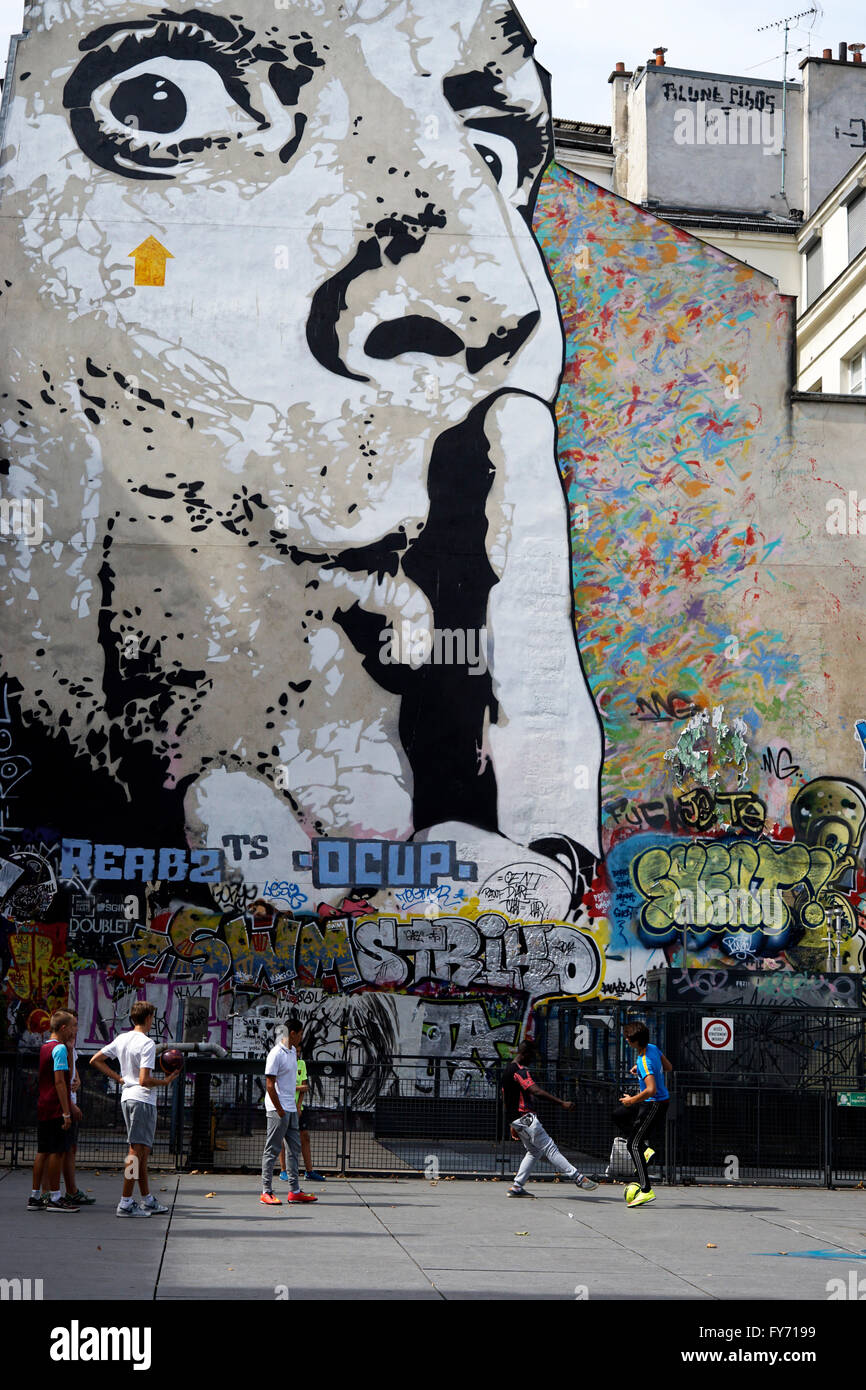 Graffiti und Wandbild an der Wand im Ort Strawinsky in der Nähe von Centre Georges Pompidou, Paris, Frankreich Stockfoto