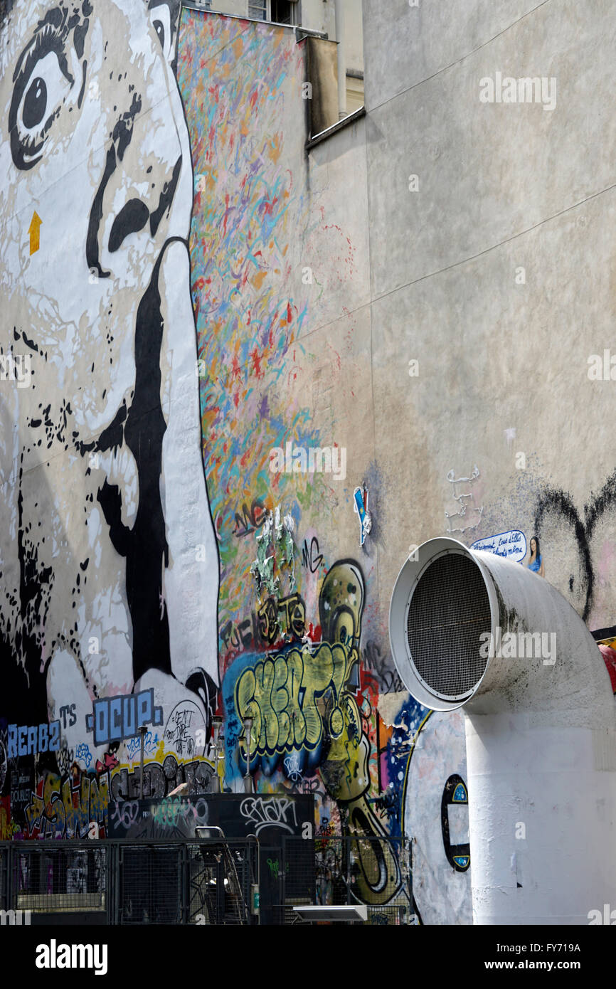 Graffiti und Wandbild an der Wand im Ort Strawinsky in der Nähe von Centre Georges Pompidou, Paris, Frankreich Stockfoto
