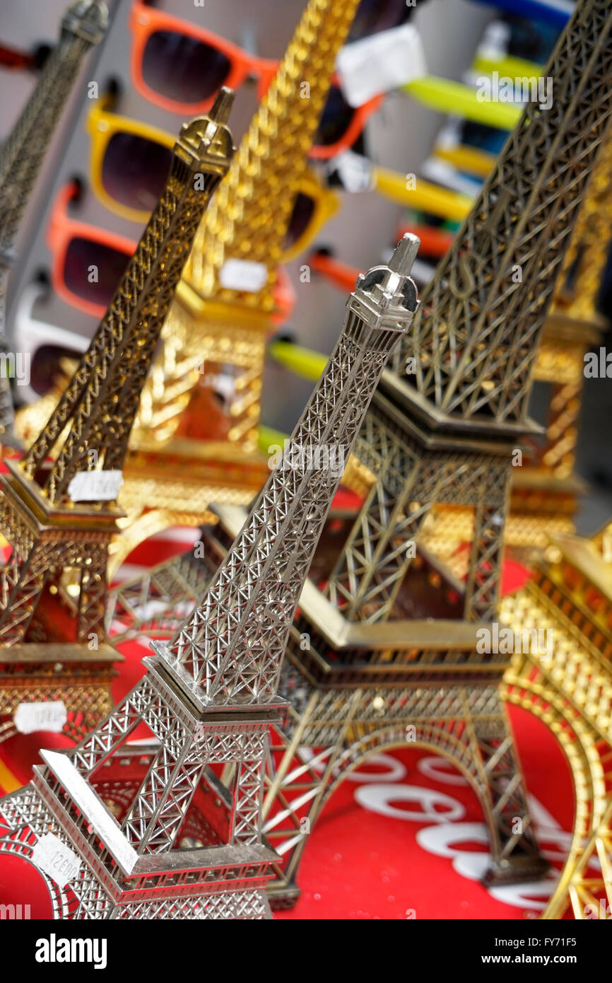 Miniatur Metall Eiffelturm zum Verkauf als Souvenir in einem Paris Souvenir-Shop. Paris, Frankreich Stockfoto