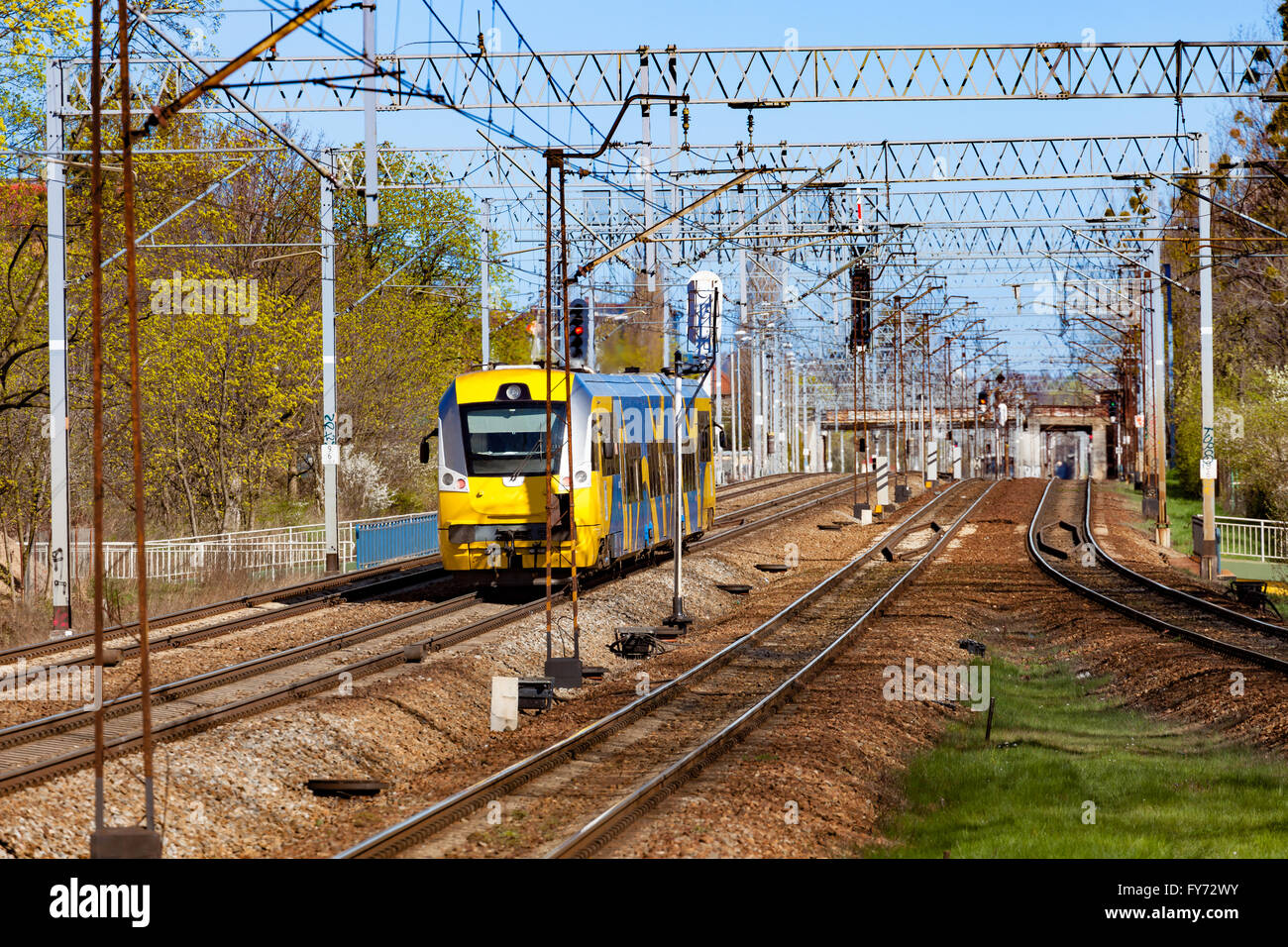 Gelb Blau Zug auf der Strecke durchläuft in Polen. Stockfoto