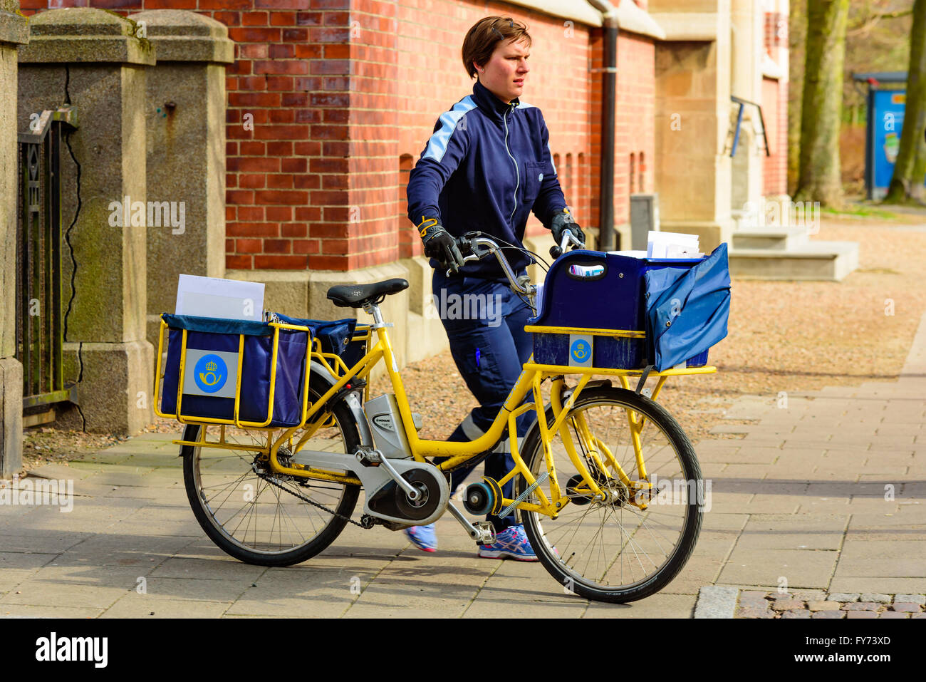 Fahrrad Eines Briefträgers Mit Briefpost Stockfotos und -bilder Kaufen -  Alamy