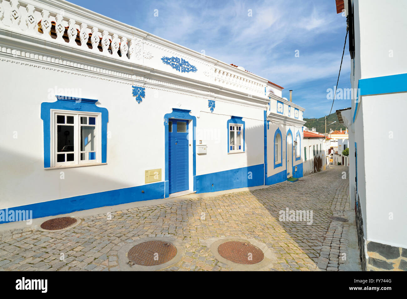 Portugal, Algarve: Traditionelles weiß gewaschen Haus mit blauen Fenstern und Tür in Alcoutim Stockfoto
