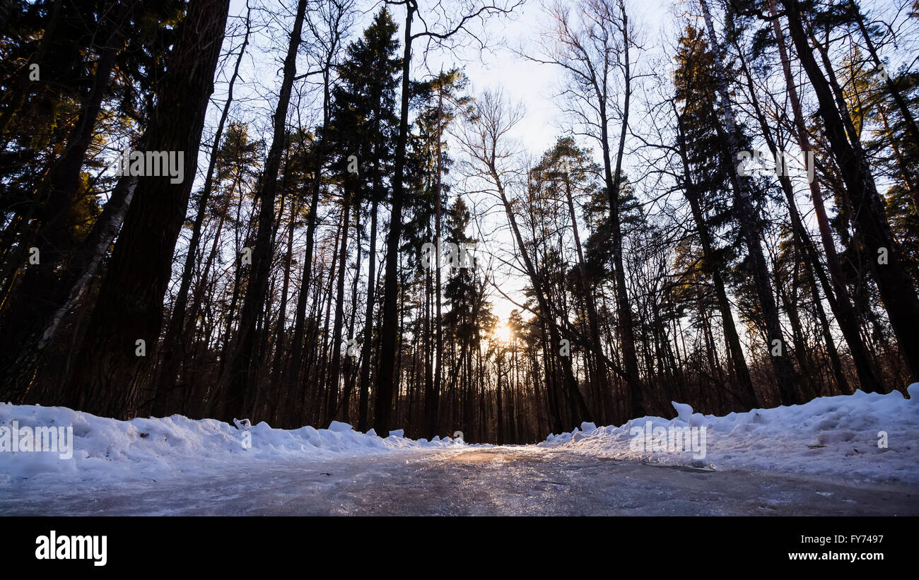 Eisstraße im Sonnenuntergang in Moskau park Stockfoto