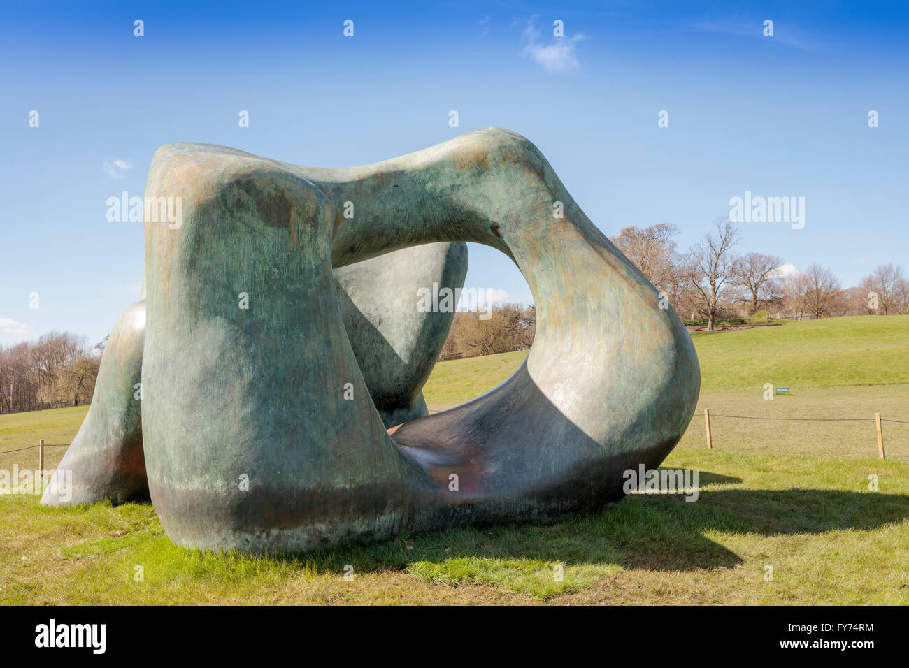 Große zwei Formen bronze-Skulptur von Henry Moore in Yorkshire Sculpture Park. Stockfoto