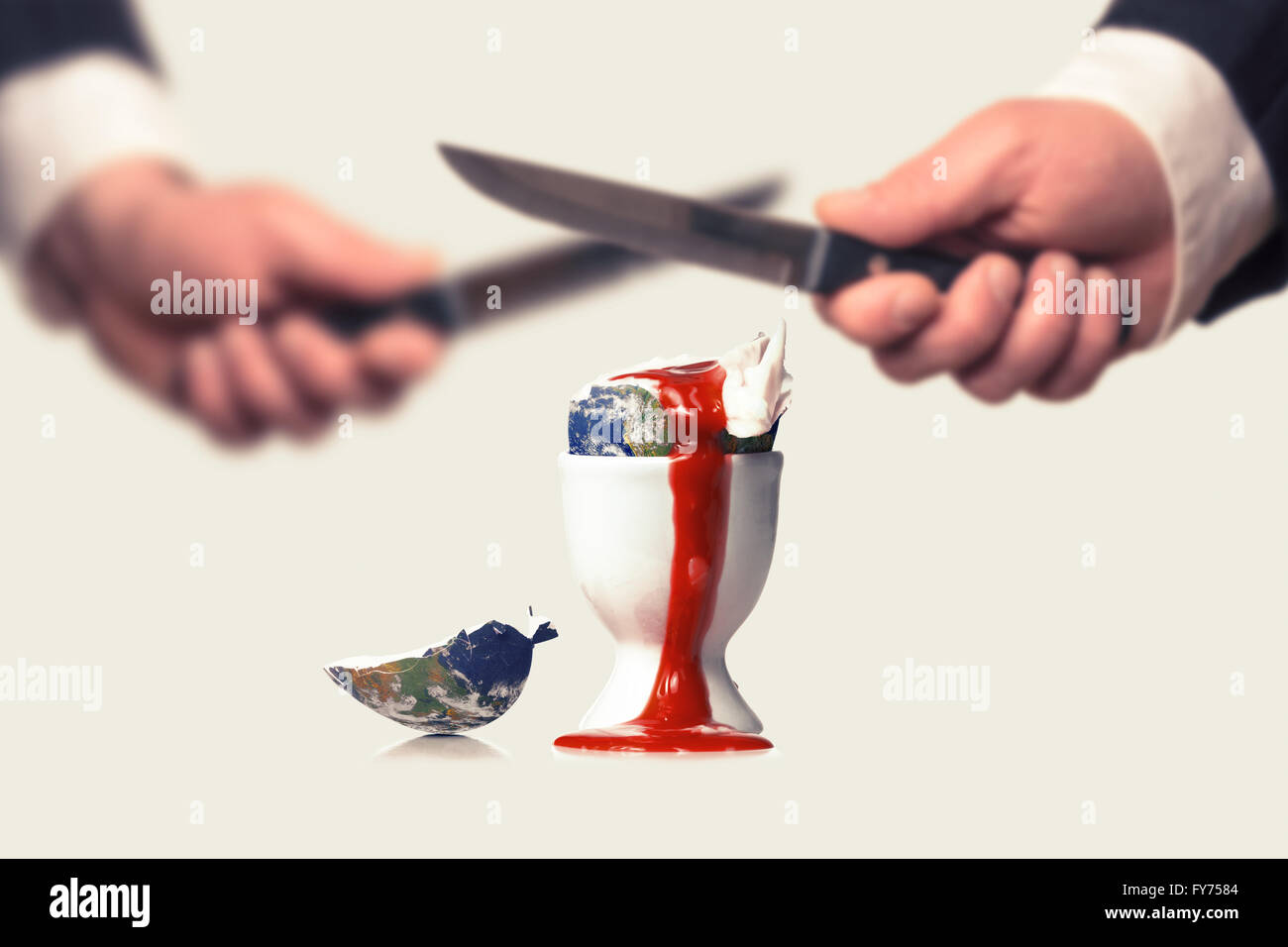 Geschäftsleute zerstören mit Messer durch eine Blutung Ei symbolisiert die Erde Stockfoto