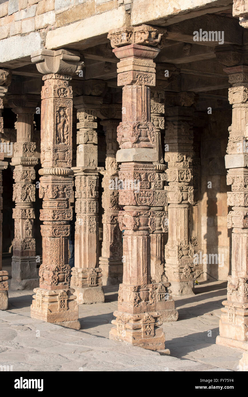 Spalten mit Schnitzereien an Quwwat-Ul-Islam-Moschee, Qutb Minar, Delhi, Indien Stockfoto