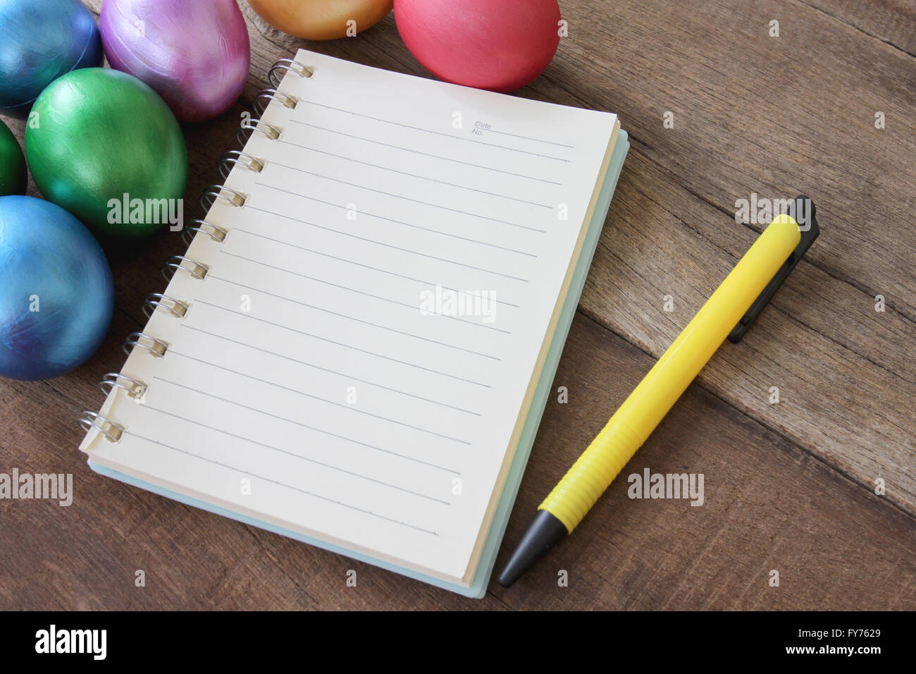 Ostereier und Notizbuch auf Holz Hintergrund lackiert Handmade Design Ostern Freudentag. Stockfoto