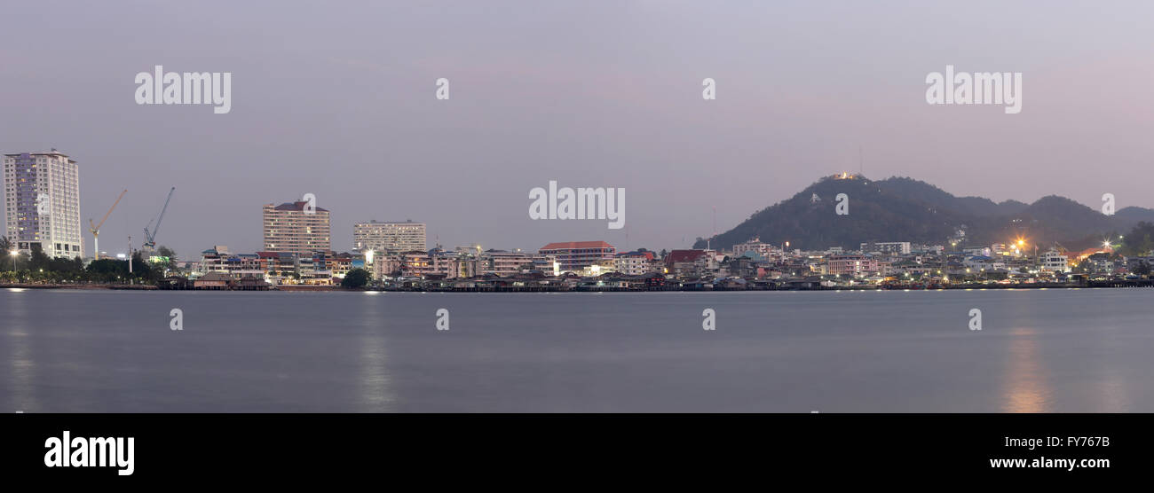 Panorama der Stadt Sriracha Twilight Abend, Kleinstadt im östlichen Thailand als Reiseziel. Stockfoto