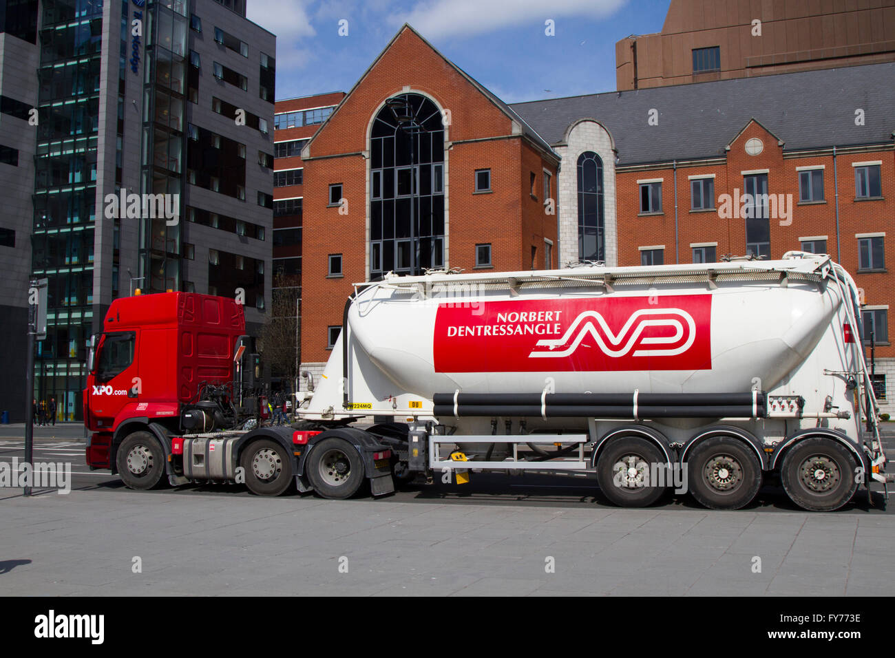 Schwerlastverkehr auf 'The Strand' der Autobahn entlang der Vorderseite der Liverpool City, in der Nähe der Docklands und der wichtigsten Touristenattraktionen, Merseyside, UK Stockfoto