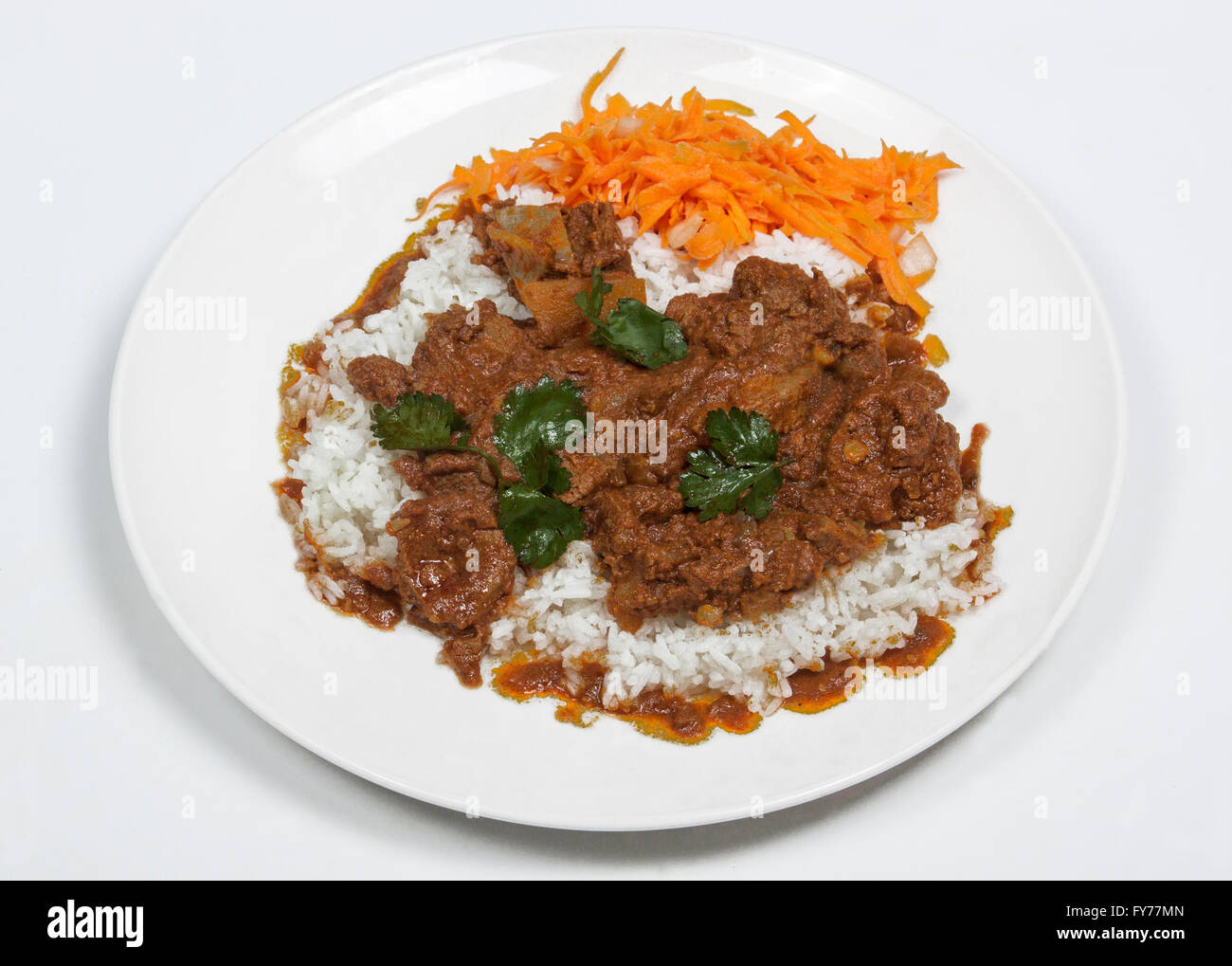 Über Ansicht von Hammel Curry und Jasmin-Reis mit Karottensalat und Dhania lässt Stockfoto
