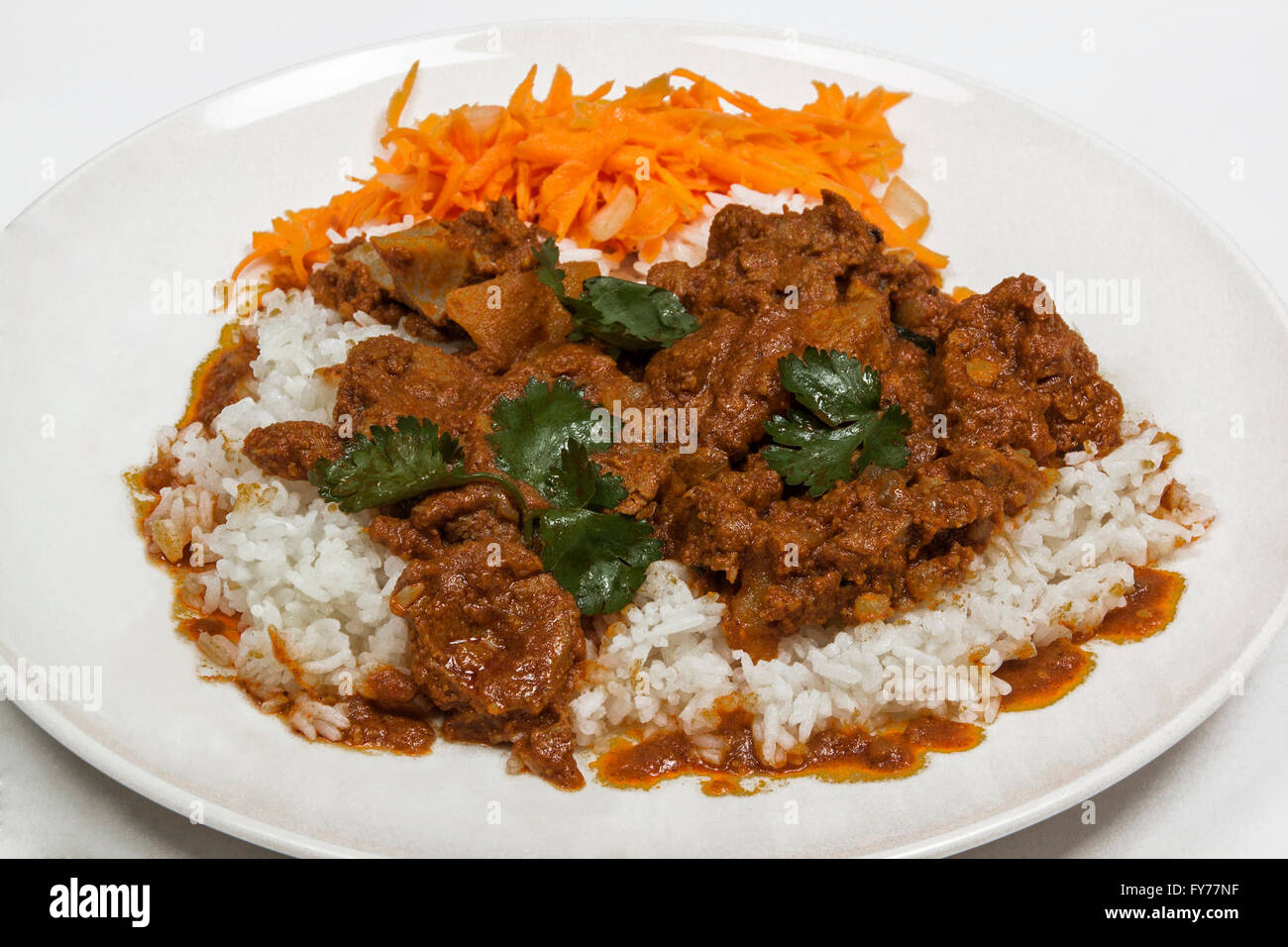 Über Ansicht von Hammelfleisch Curry und Jasmin-Reis mit Karottensalat und Dhania Blätter Stockfoto