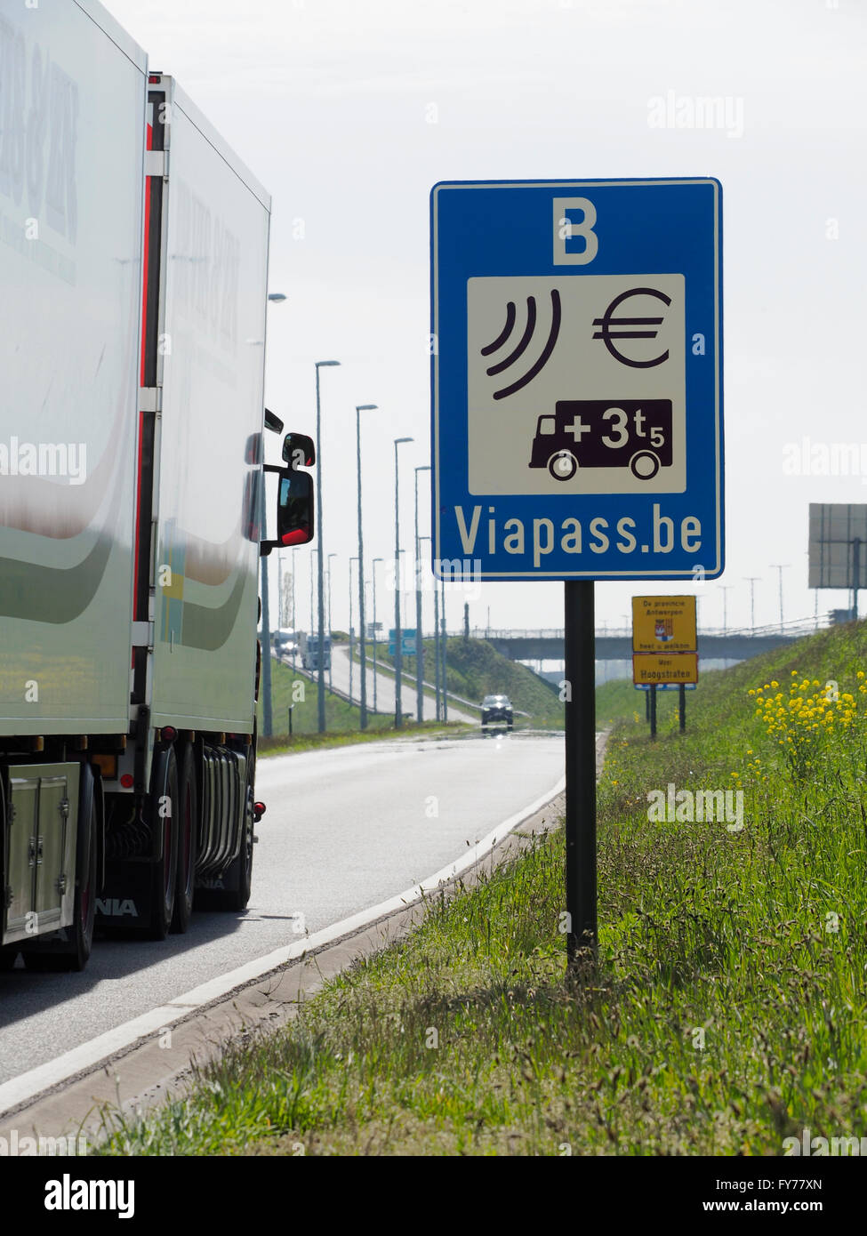 LKW fahren in oder durch Belgien müssen eine Gebühr mit dem elektronischen Viapass System bezahlen. Hazeldonk, Belgien Stockfoto