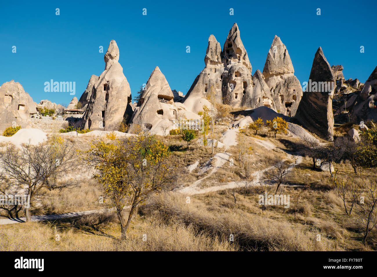 Höhle Wohnung und Columbariums im Tal von Uchisar Town. Kappadokien, Türkei. Stockfoto