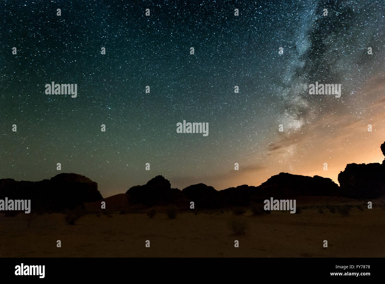 Milchstraße über rote Wadi Rum, Wüste in Jordanien. Stockfoto