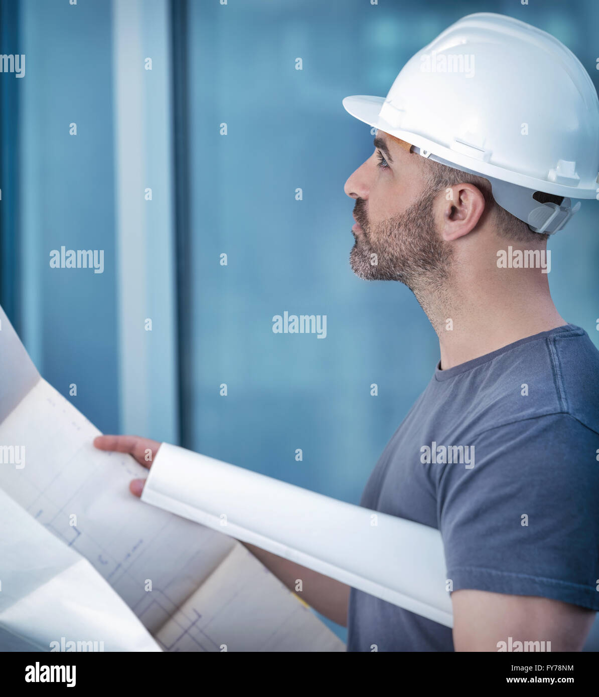 Porträt einer Architekten-Builder studieren Lageplan der Räume, schwere Bauingenieur arbeiten mit Dokumenten Stockfoto