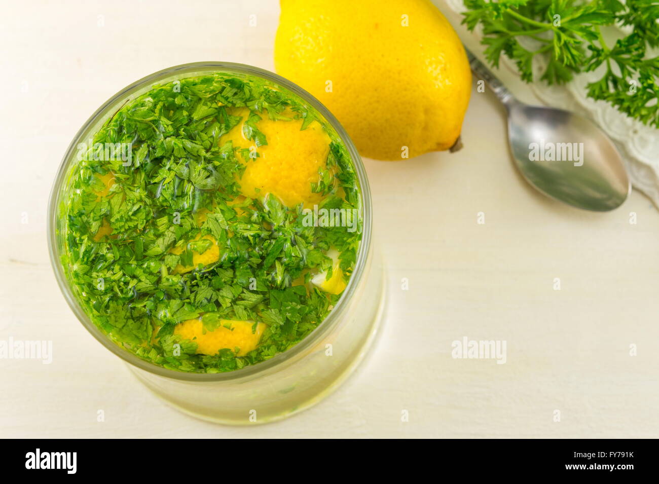 Wasser mit Petersilie und Zitrone. Diät-Getränke Stockfoto