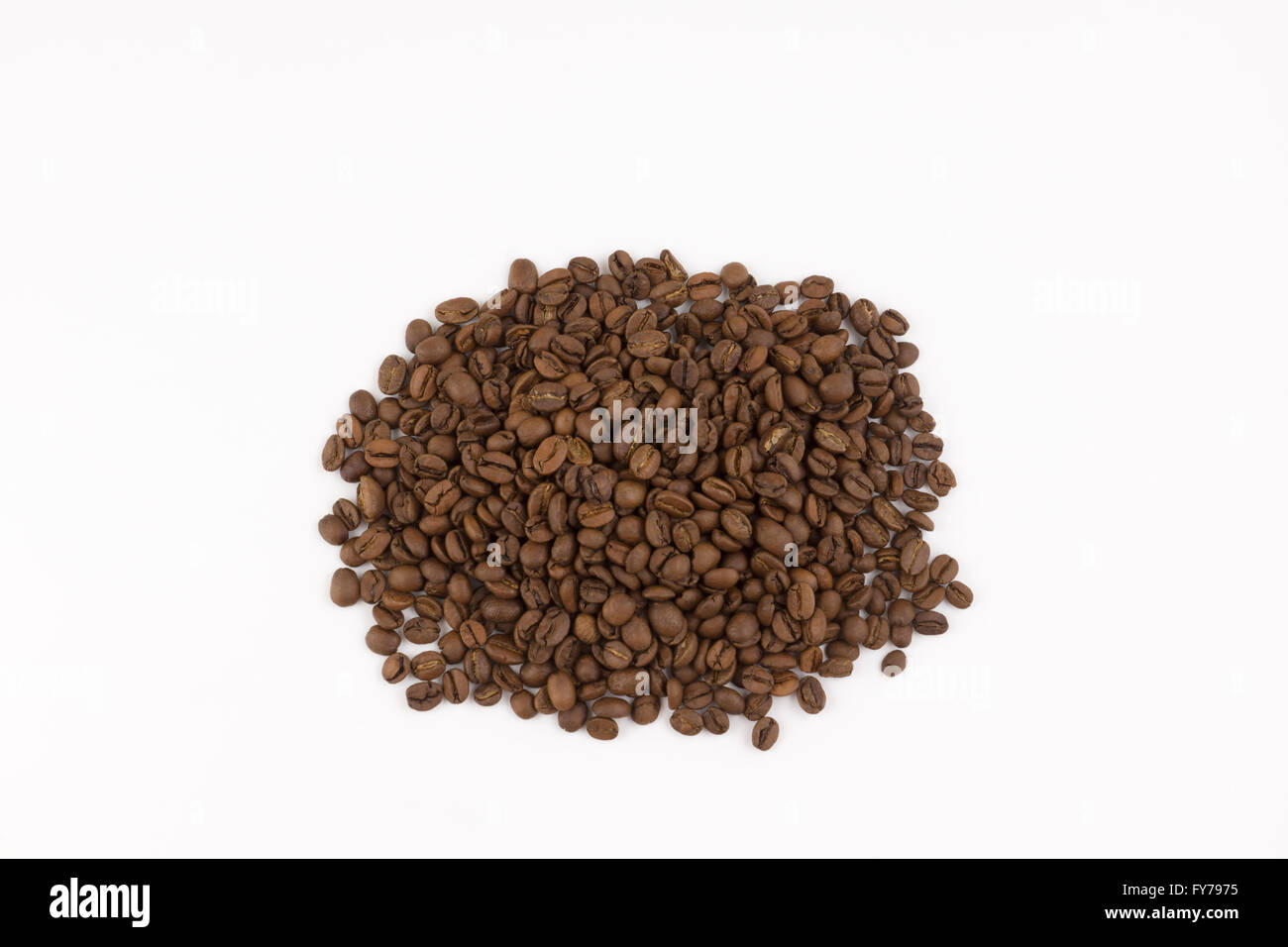 Hill Kaffeebohnen liegt auf einem weißen Hintergrund Stockfoto