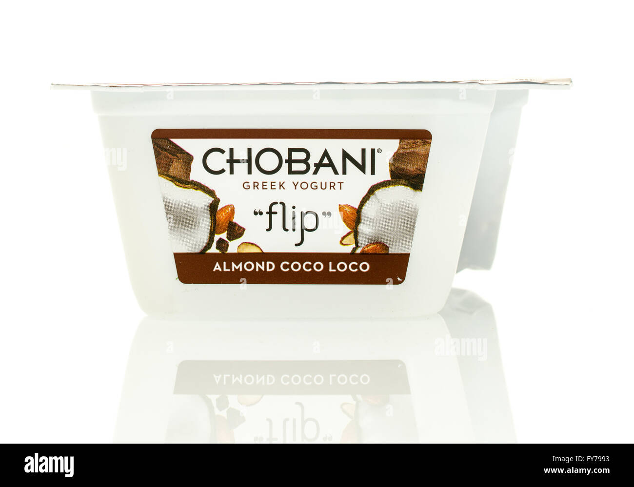 Winneconne, Wisconsin - 17. Januar 2016: Container mit Chobani griechischer flip Joghurt in Mandel Coco loco Geschmack Stockfoto