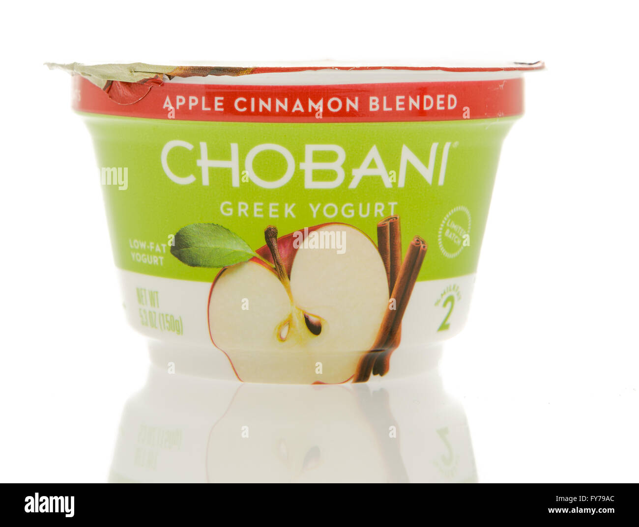Winneconne, Wisconsin - 1. März 2016: ein Behälter mit griechischem Joghurt Chobani in Apfel-Zimt-Geschmack Stockfoto