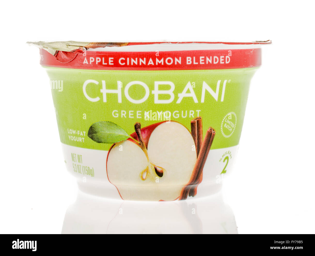 Winneconne, Wisconsin - 2. März 2016: ein Behälter mit griechischem Joghurt Chobani in Apfel-Zimt-Geschmack Stockfoto