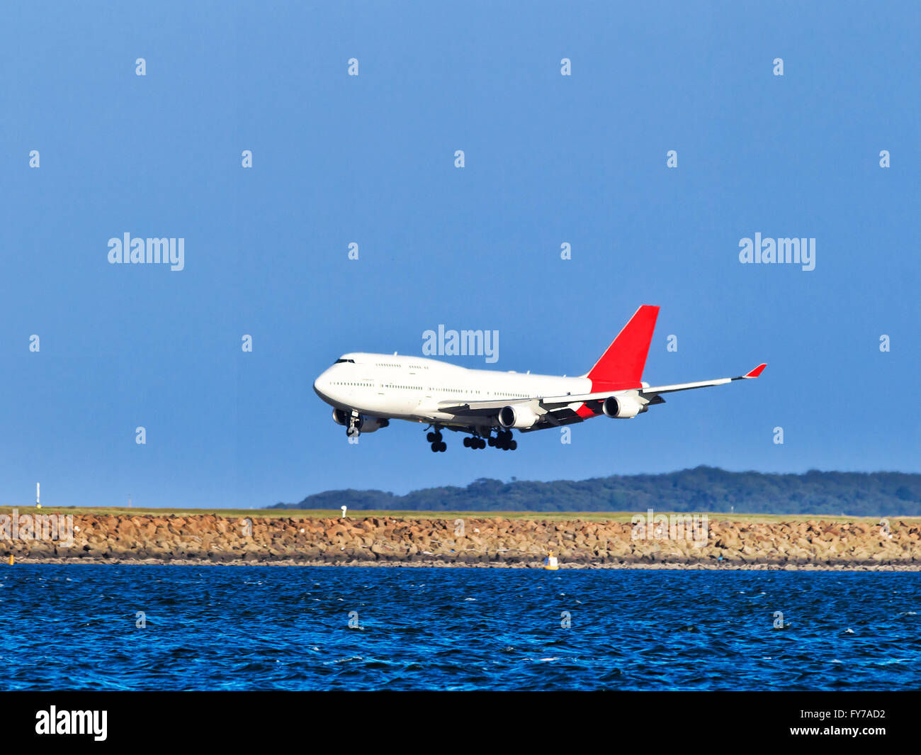 übergroße Doppeldecker-Flugzeug nähert und Landebahn während der Landung am Sydney Flughafen Veiw vom Ozean bay sid Stockfoto
