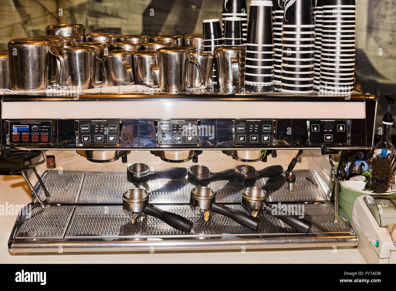Vor der industriellen Barista Kaffee Maschine mit Portafilters, Tassen, Töpfe und Handler bereit, gemahlenen Kaffee zu machen. Stockfoto
