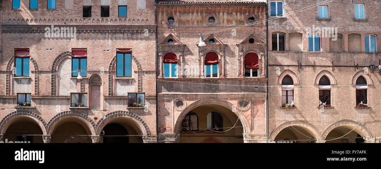 Eigenartige Windows auf Renaissance-Gebäude-Fassaden in der Innenstadt von Bologna Stockfoto