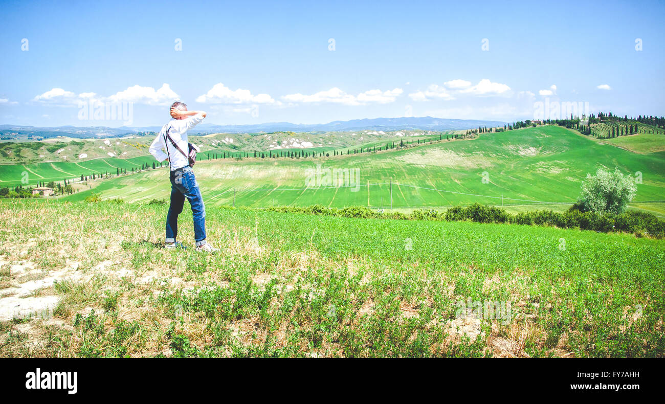 Mann aussehen Landschaft betrachten bewundern Toskana Hills grün Stockfoto