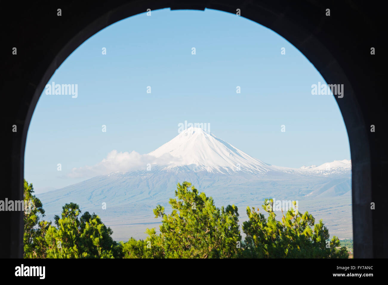 Eurasien, Kaukasus-Region, weniger Ararat (3925m) in der Nähe von Berg Ararat in der Türkei gesehen vom Kloster Khor Virap in Armenien Stockfoto