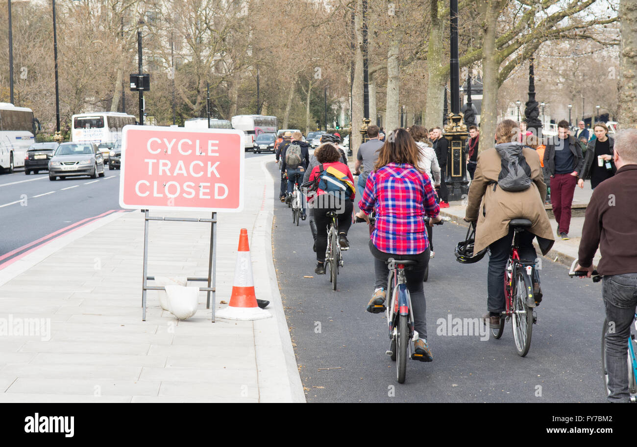 Radfahrer mit dem neuen Zyklus Superhighway im Bau an der Uferstraße im Zentrum von London. Stockfoto