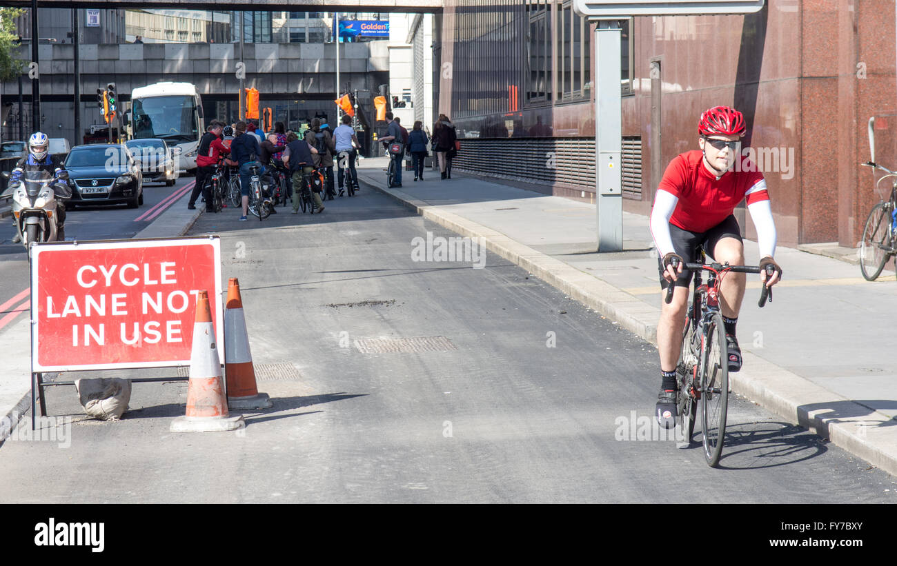Ein Radfahrer mit dem neuen Zyklus Superhighway noch im Bau auf Upper Thames Street im Zentrum von London. Stockfoto