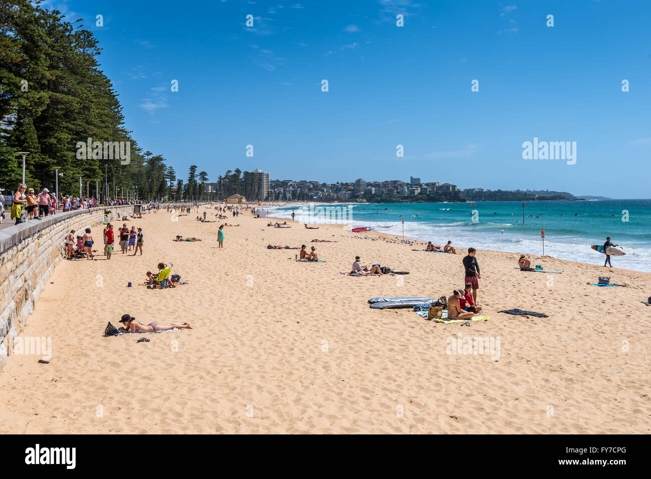 Manly Beach an einem sonnigen Sonntagmorgen, mit Touristen und Ausflügler genießen Wasser, Sydney Stockfoto