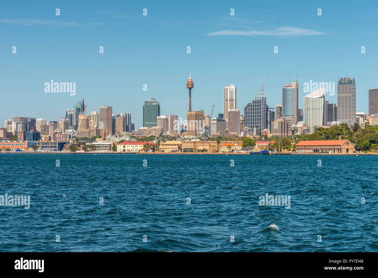 Wasser vorne Panorama von Sydney Central Business District Bürogebäuden zeigen Centrepoint Tower, Sydney Stockfoto