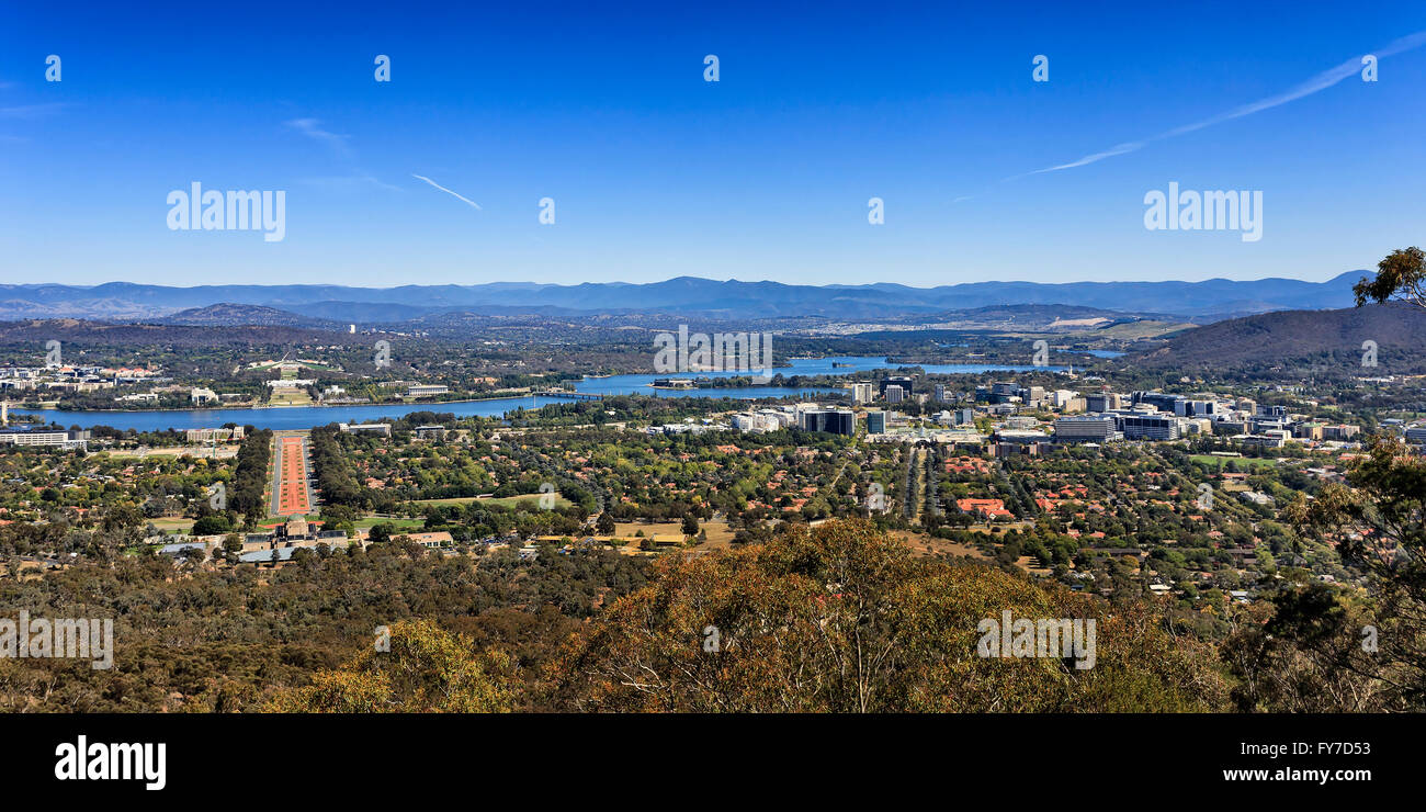 Panoramablick über Canberra Innenstadt und Capital Hill aus Mt Ainslie an einem hellen Sonnentag, wenn Himmel tief und blau ist Stockfoto