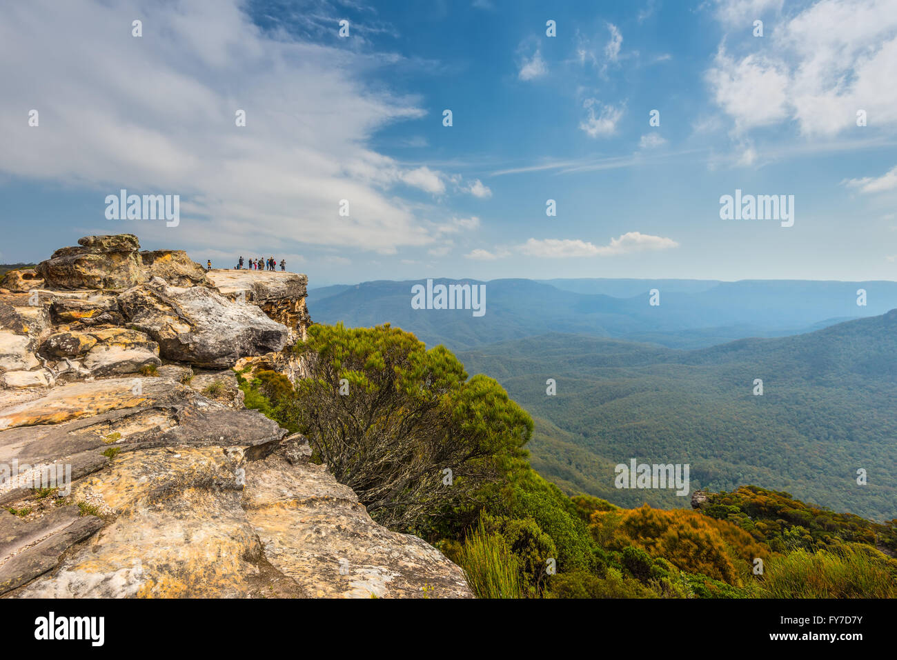 Menschen am Rande der Lincolns Rock bewundern die herrliche Aussicht auf die Blue Mountains, Australien. Stockfoto
