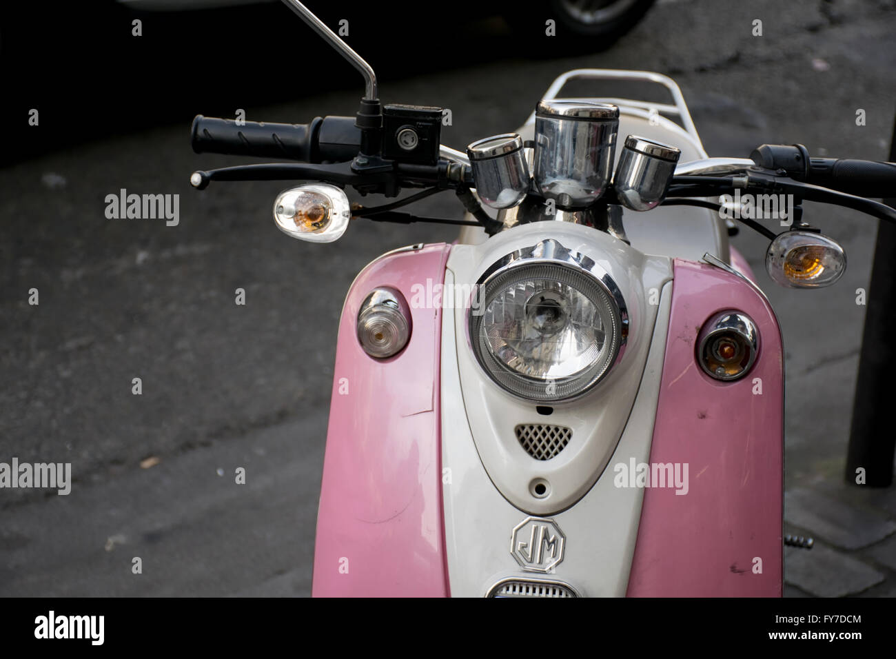 Scheinwerfer von einem rosa Roller Stockfoto