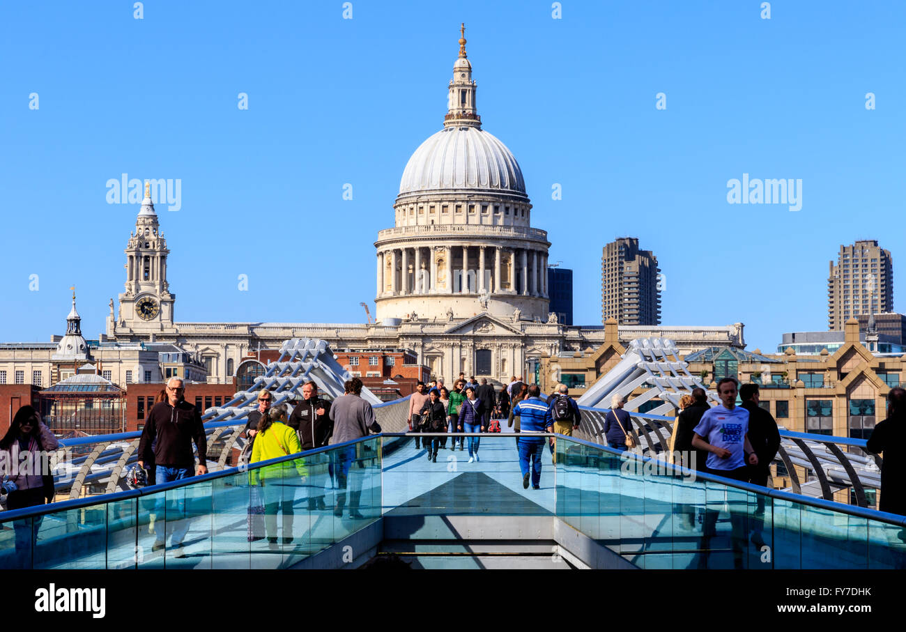 London, England - 20. April 2017 - St. Pauls Kathedrale und Millennium Bridge bei Touristen und Einheimischen zu Fuß mit Motion blur o Stockfoto