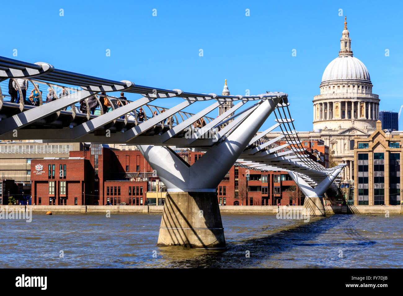 London, England - 20. April 2017 - St-Paul-Kathedrale und die Millennium Bridge mit Touristen und Einheimischen zu Fuß auf eine Sonne Stockfoto