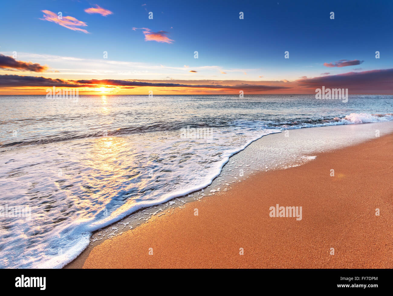 Schönen tropischen Sonnenaufgang am Strand. Stockfoto