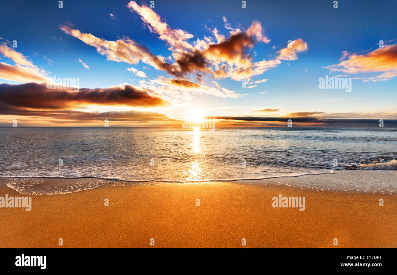 Schönen tropischen Sonnenaufgang am Strand. Stockfoto
