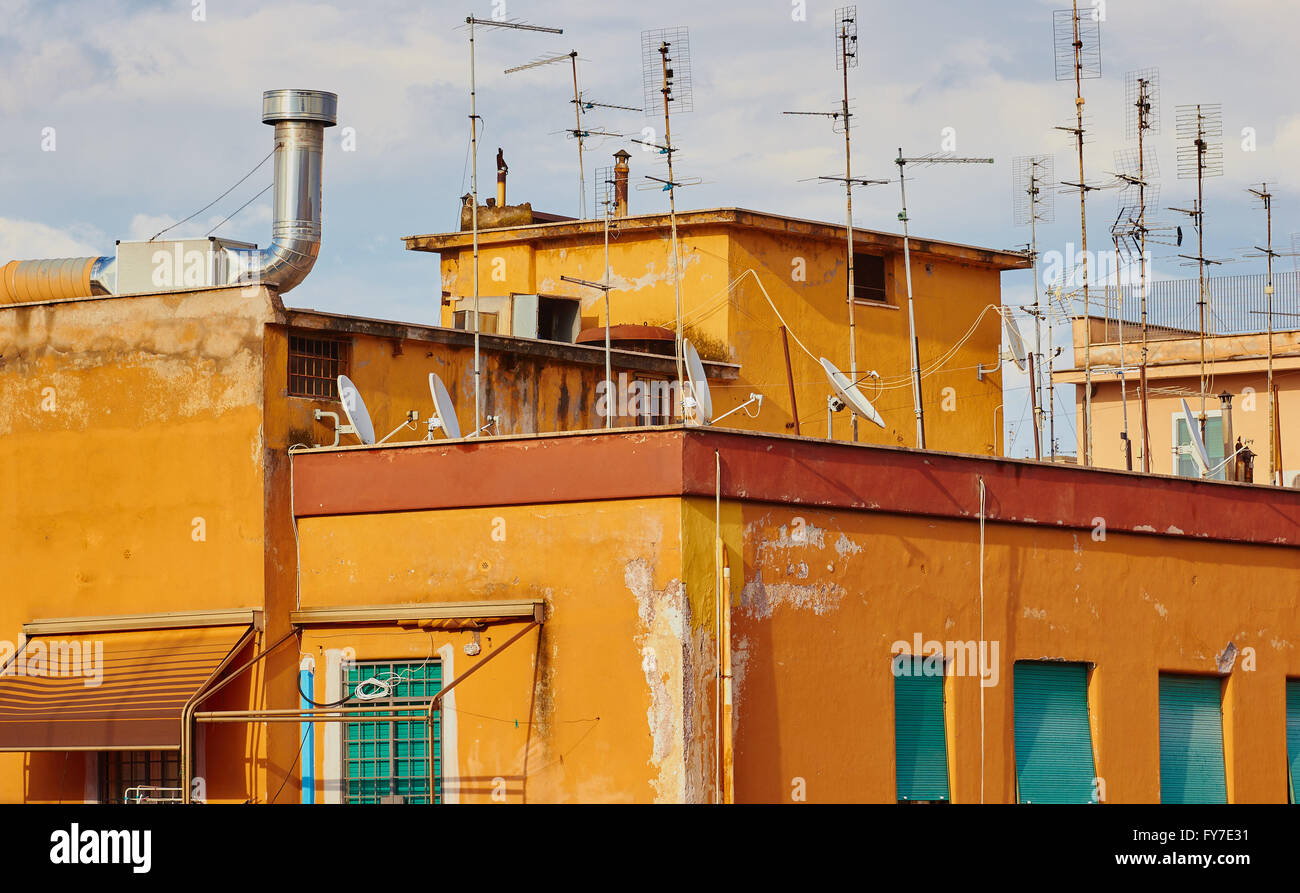 Apartment Block Antennen und Satellitenschüsseln Rom Latium Italien Europa Stockfoto