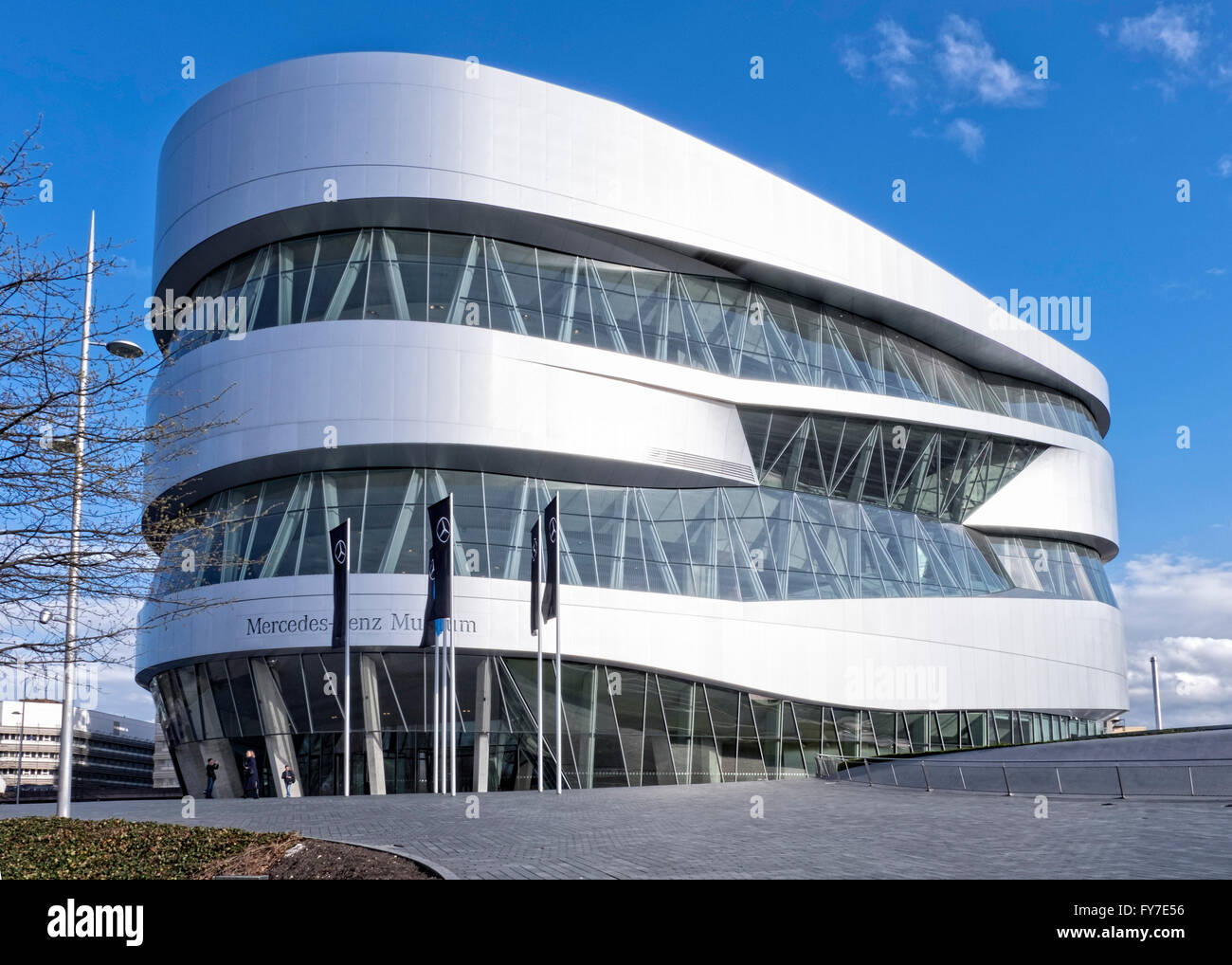 Mercedes-Benz Museum, Stuttgart, Baden-Württemberg, Deutschland. Gekrümmte äußere des modernen Aluminium- und Glasbau Stockfoto