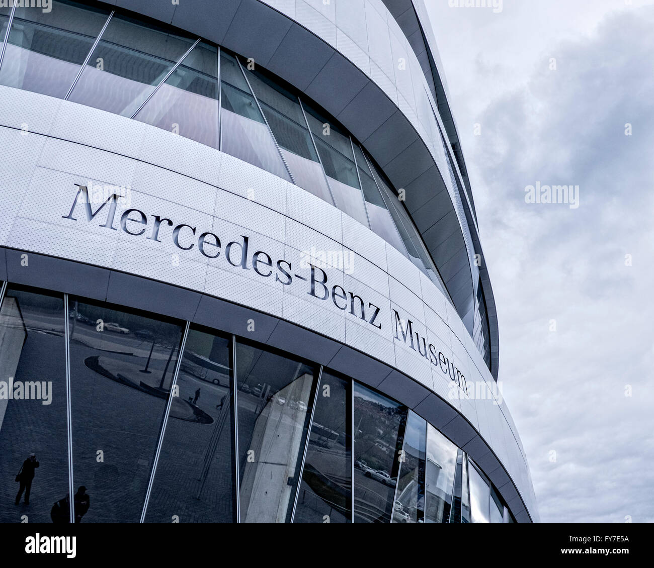 Mercedes-Benz Museum, Stuttgart, Baden-Württemberg, Deutschland. Äußere Details des modernen Aluminium- und Glasbau Stockfoto